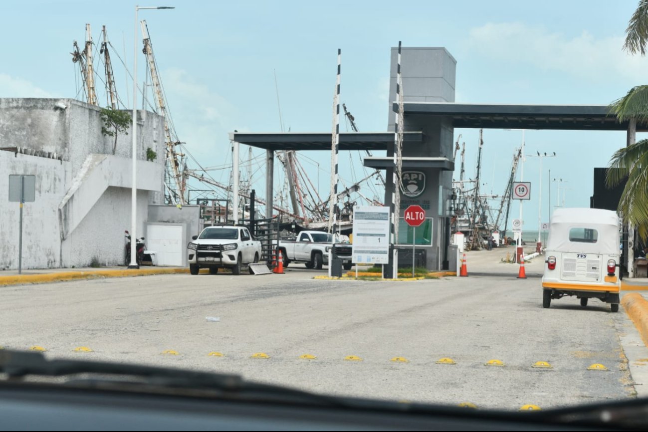 La Capitanía de Puertos reporta vientos y olas significativas en diversas áreas, afectando la navegación