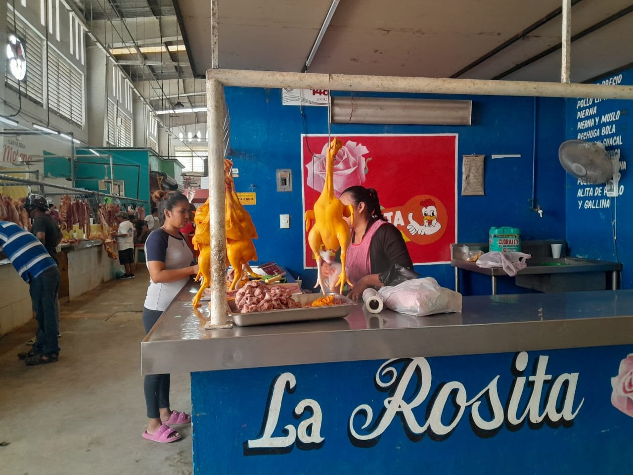 Locatarios del mercado de Escárcega denuncian venta ilegal de pollo