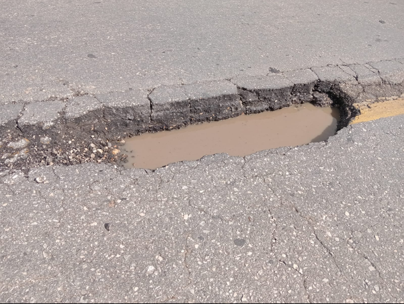 Los habitantes de Atasta ayudan a los conductores varados debido a los baches