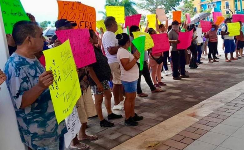 Vecinos de San Judas Tadeo, manifiestan frente al Palacio Municipal de Playa del Carmen