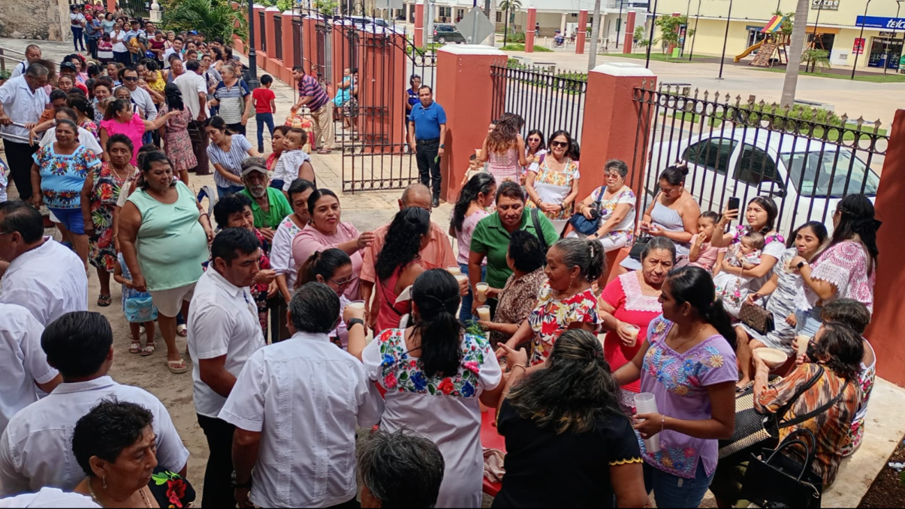 Más de 100 litros, elaborados por las familias Tun Delgado y Dzib Kú, fueron repartidos durante el día.