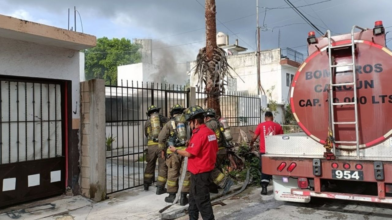 Bomberos de Cancún rescatan a gatito en un incendio