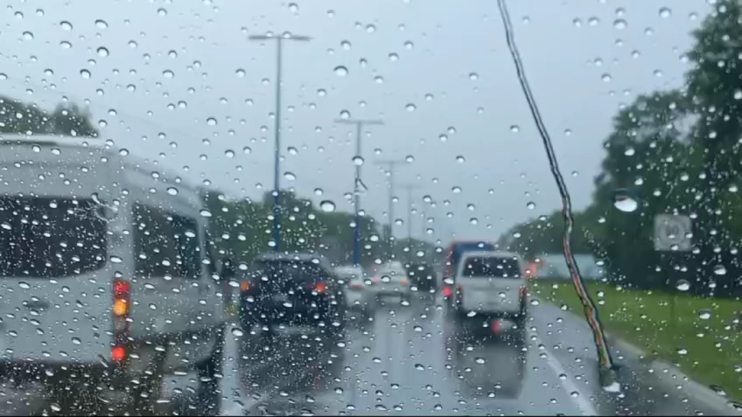 Debido a la lluvia de hoy viernes, se generó un poco de tráfico lento