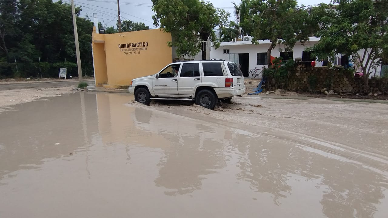 Debido al paso de vehículo, sobretodo los pesados, los "cráteres" van aumentando de tamaño