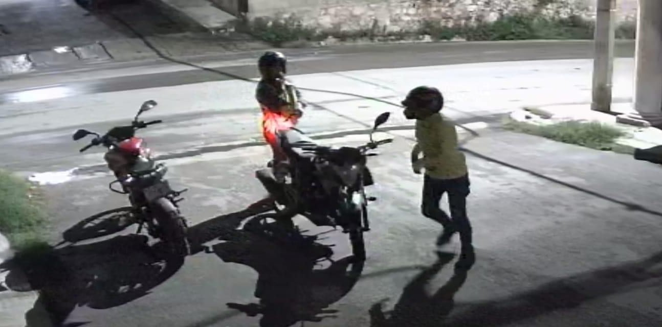 Dos hombres robaron una motocicleta aparcada fuera de un domicilio en Kalá en cuestión de segundos