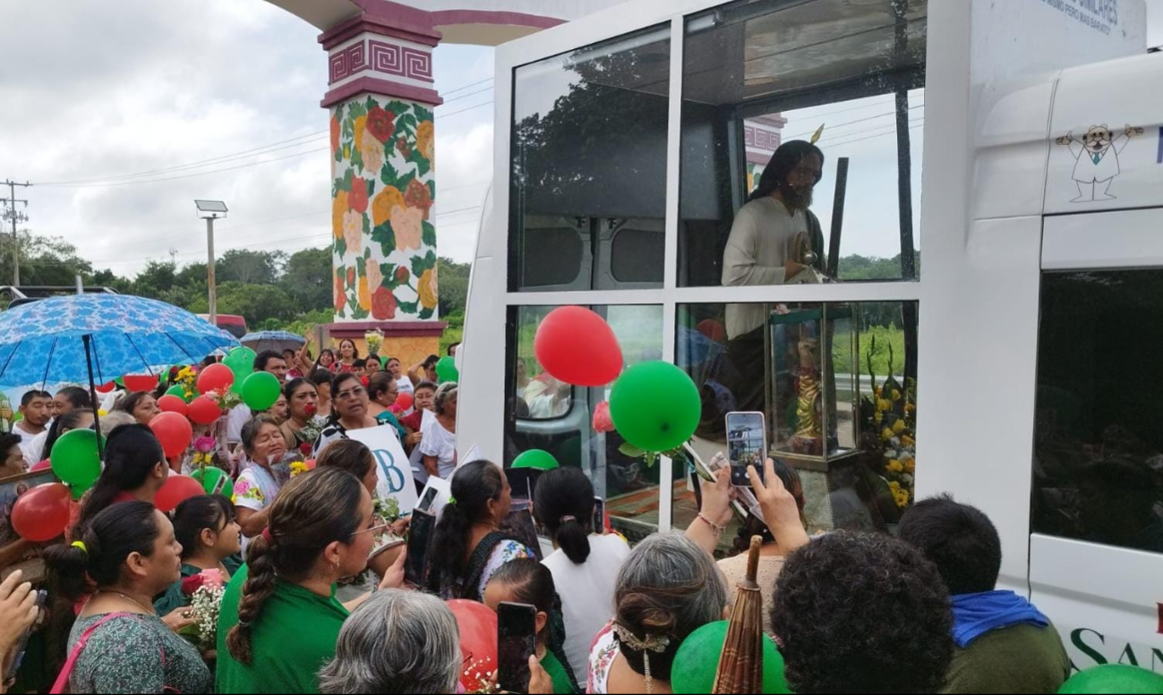 Feligreses católicos rodearon el transporte donde se encontraba la figura