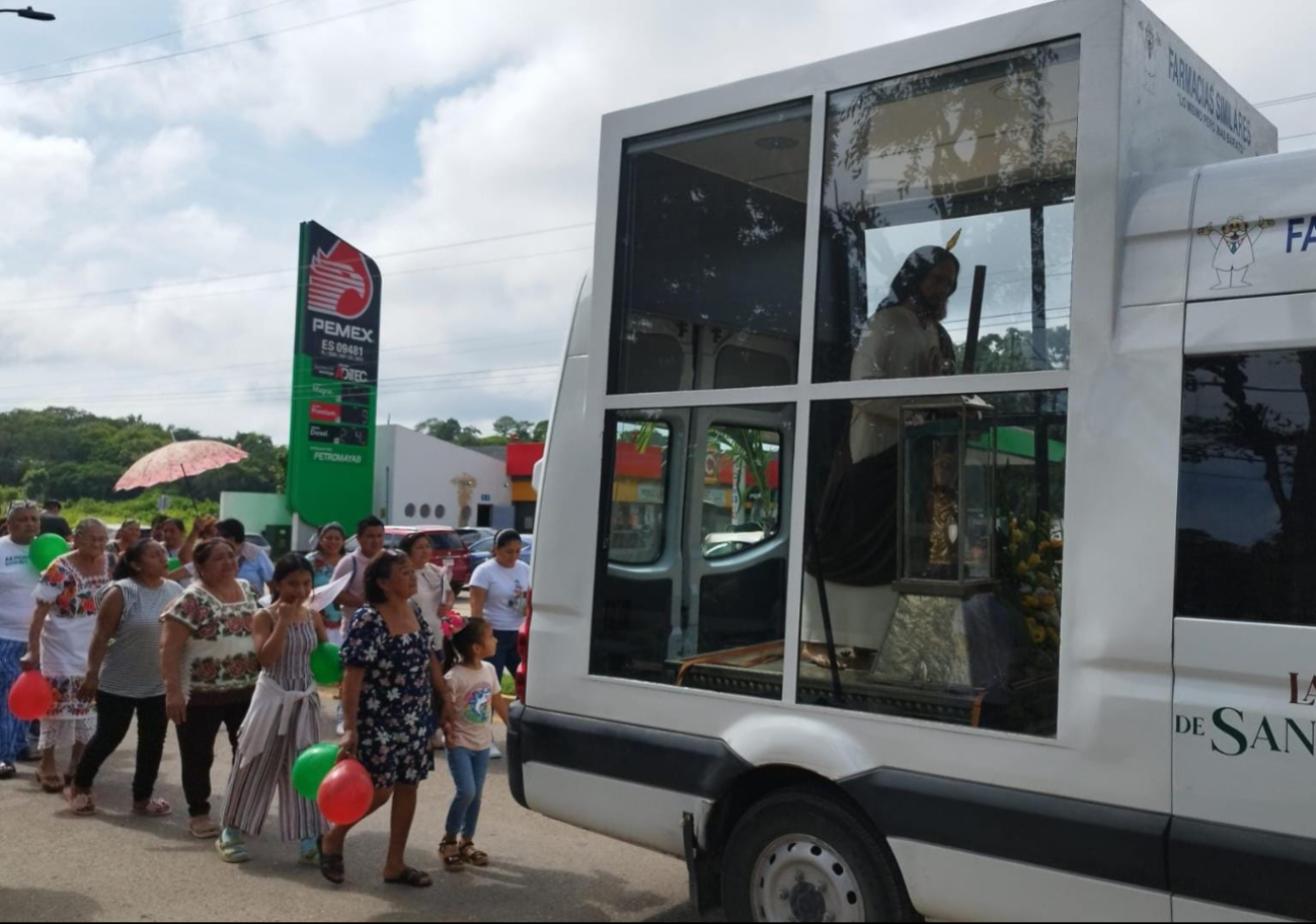 Gran cantidad de personas siguieron el transporte donde estaba San Judas Tadeo