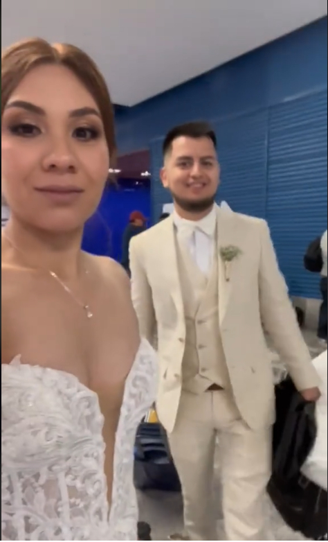 Recién casados vuelan a Cancún vestidos de novios para su luna de miel: VIDEO