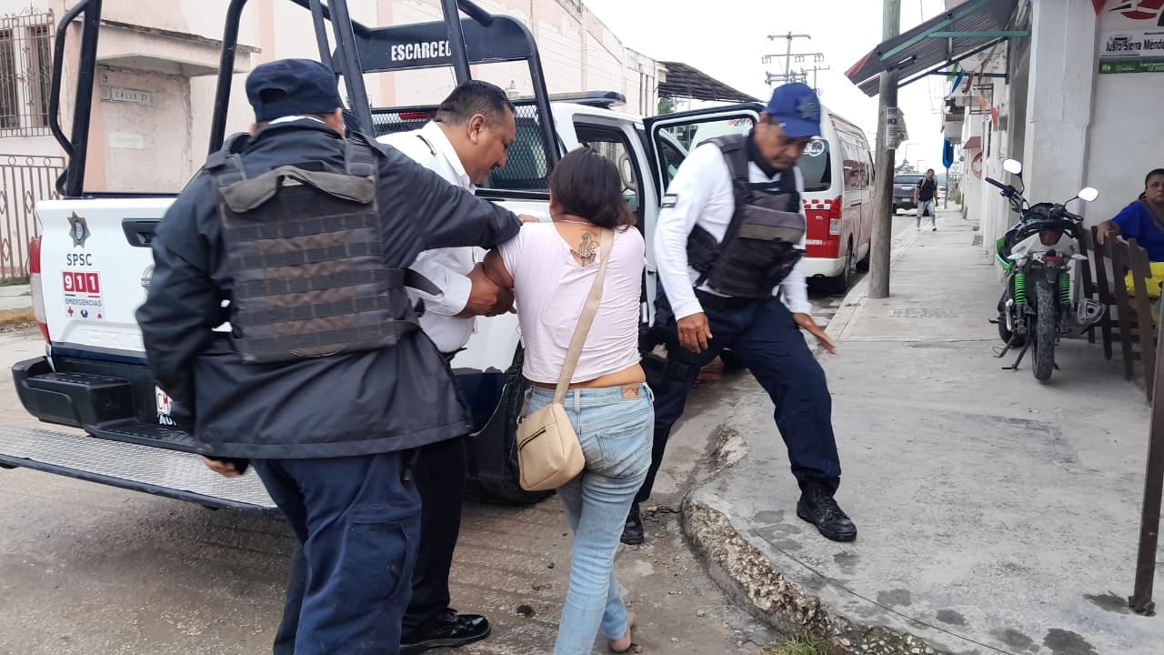 La SPSC aseguró a una mujer llamada Johana Colli en la avenida Justo Sierra Méndez por calle 27 de la colonia Salsipuedes