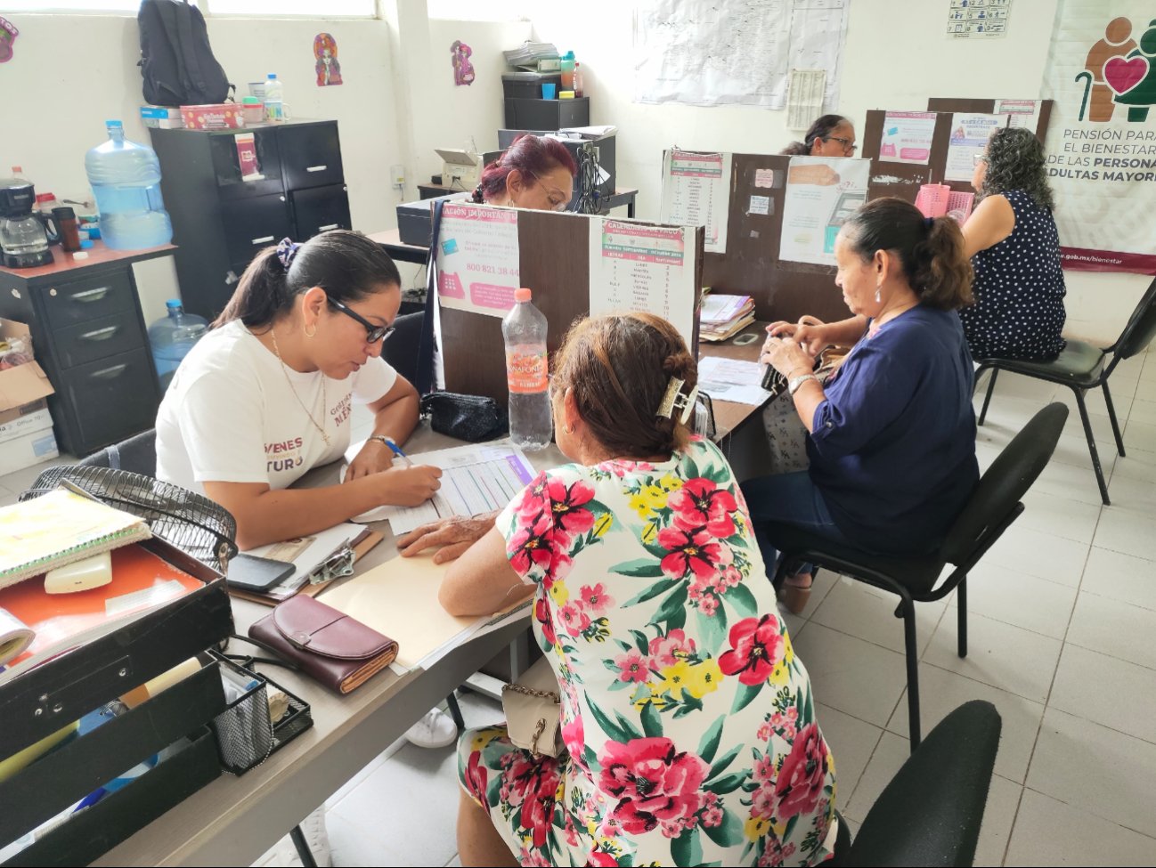 Los adultos mayores se ayudan con las rebajas para poder vivir al día en sus labores