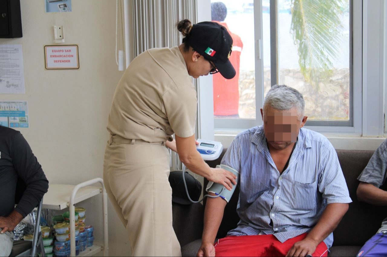 Los pescadores fueron llevados a ser atendidos por equipos de atención médica.