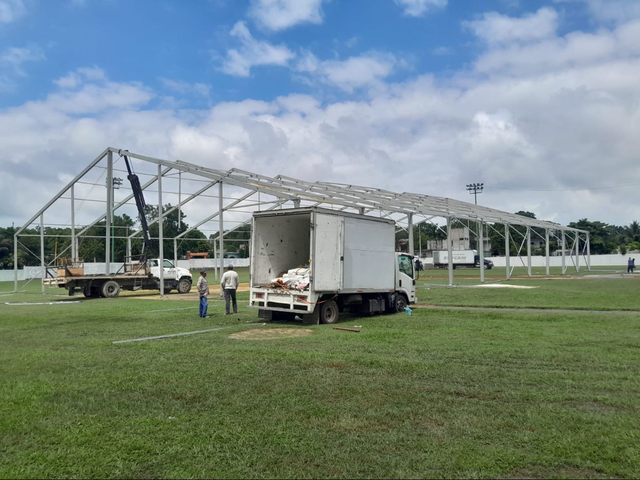 Los preparativos para su llegada incluyen acondicionar un domo en el campo de béisbol Francisco Castillo Maldonado, a pesar de la lluvia persistente