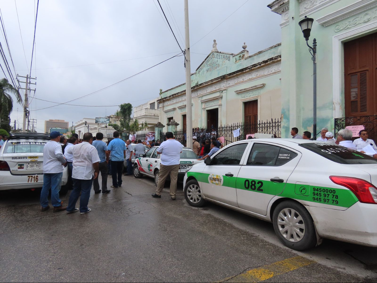 Los taxistas protestaron en el edificio de la calle 60