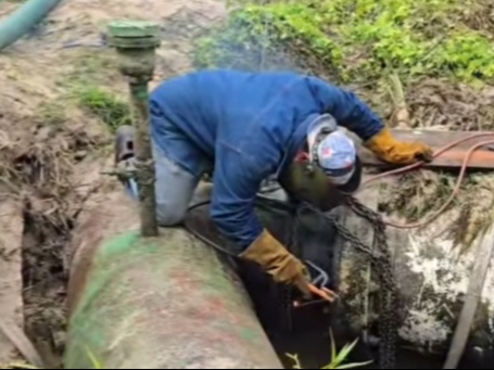 Los trabajos de reparación del tubo del cárcamo de rebombeo se extendieron más de lo previsto, dejando a los habitantes sin agua