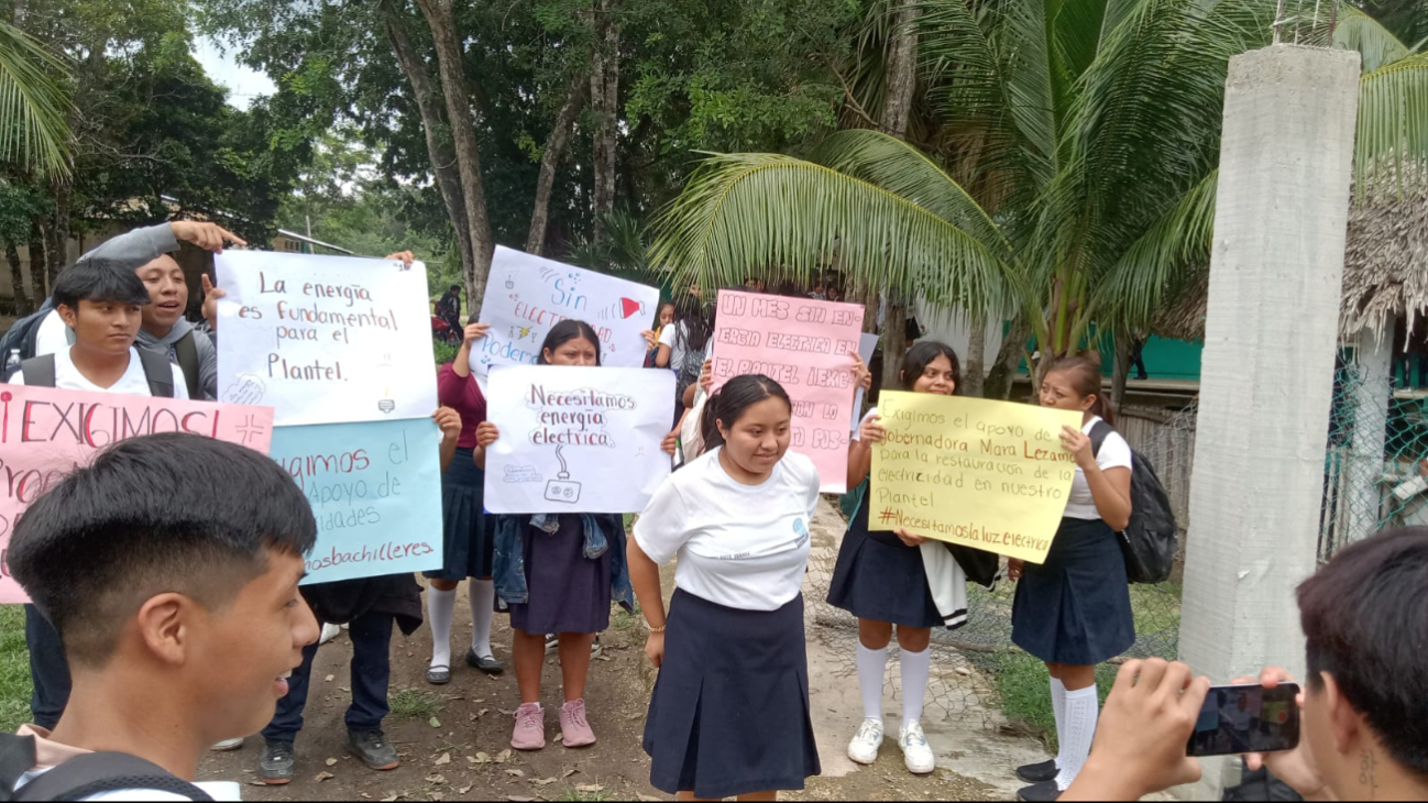 Alumnos de  Bachilleres en Felipe Carillo Puerto  protestan por la falta de transformador en el plantel