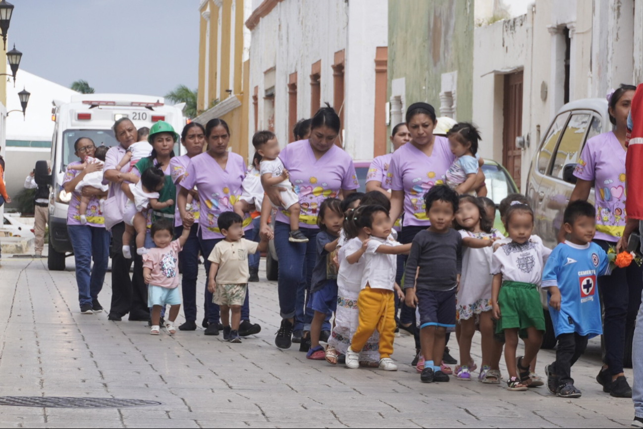 Niños menores de tres años participaron en el simulacro, junto con elementos de la Policía Estatal Preventiva, bomberos, docentes y la dirección de Proximidad y Protección Civil