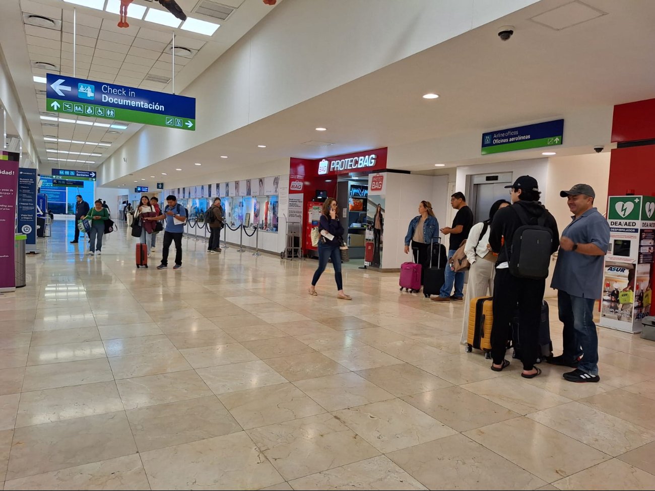 Pasajeros esperan a abordar sus vuelos en el aeropuerto de Mérida