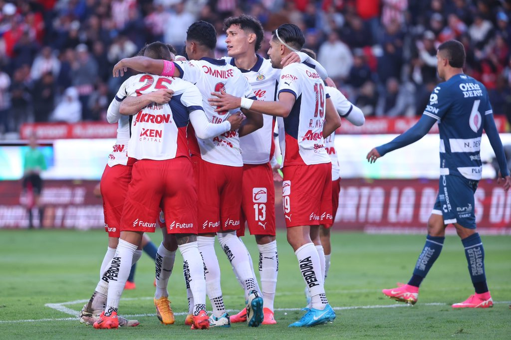 Chivas celebrando los tres puntos