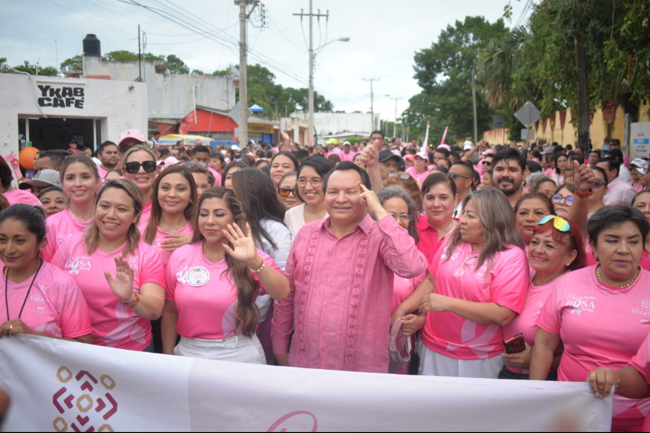 Miles de mujeres marchan en Mérida en el Día de la lucha contra el Cáncer de Mama