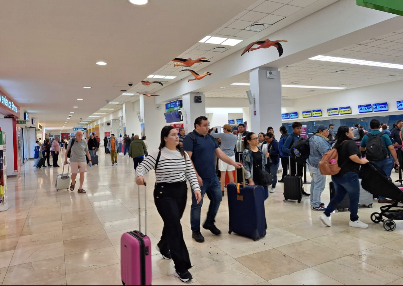 Los pasajeros esperan en el aeropuerto