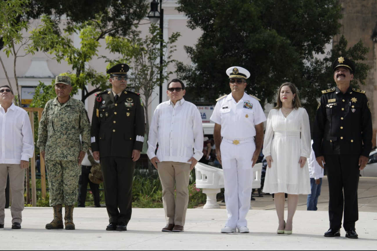 Joaquín Díaz Mena encabeza la ceremonia de izamiento de la Bandera de México en la Plaza Grande de Mérida