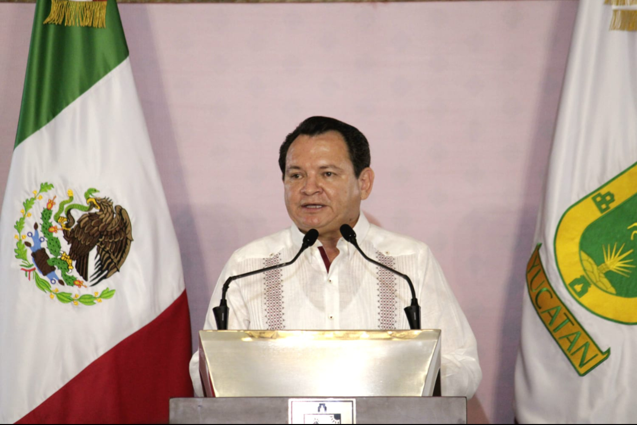 Joaquín Díaz Mena, gobernador de Yucatán, realiza su primera conferencia mañanera