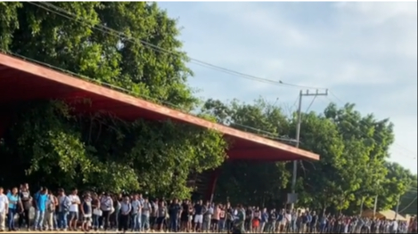 Trabajadores deben esperar en las largas filas para tomar transporte