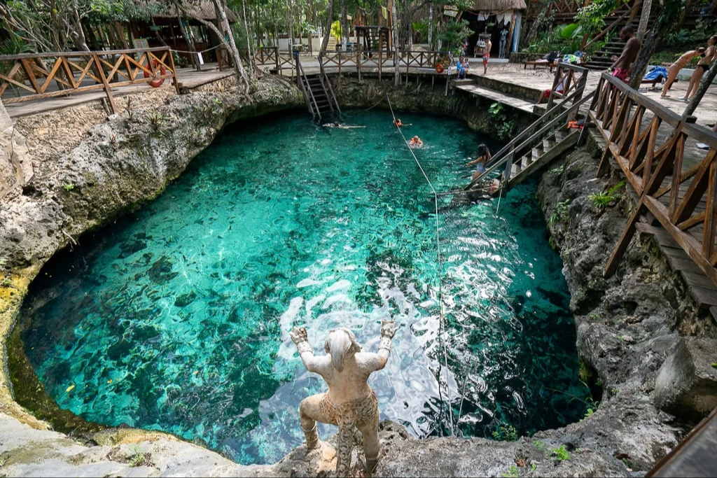 Los cenotes son lugares sagrados y famosos entre el turismo