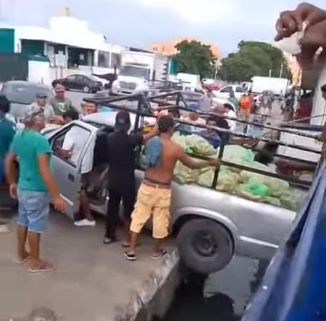 Una camioneta en labores de avituallamiento fue rescatada cuando estuvo a punto de caer al mar