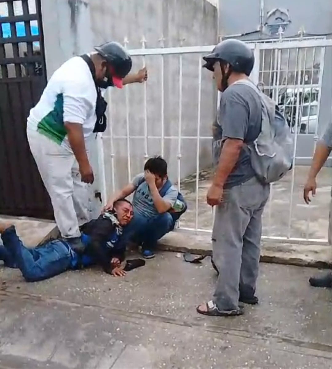 A pesar de llamar a las autoridades, habitantes deciden arremeter a presuntos ladrones en Cancún.