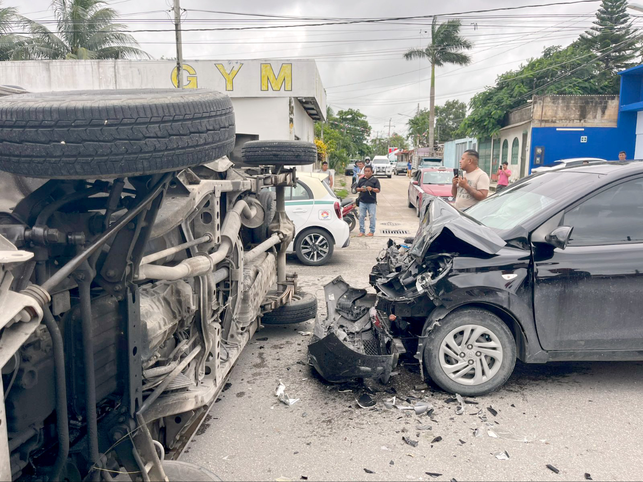 Algunos automóviles fueron declarados pérdida total debido a los daños