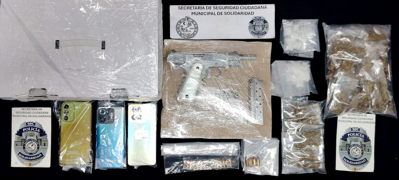 Armas de fuego y múltiples posibles narcóticos fueron confiscados.