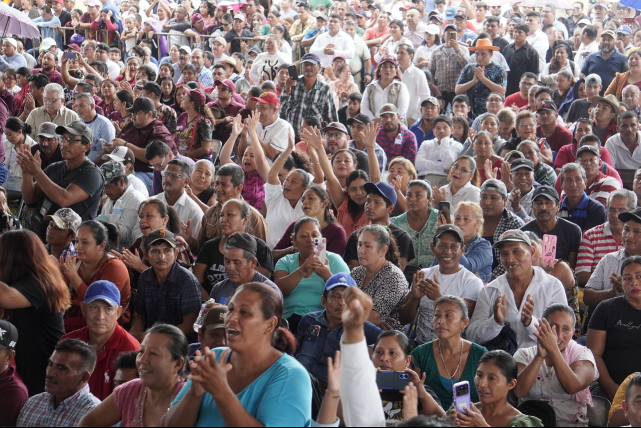 Cientos de personas asistieron a escuchar el mensaje.