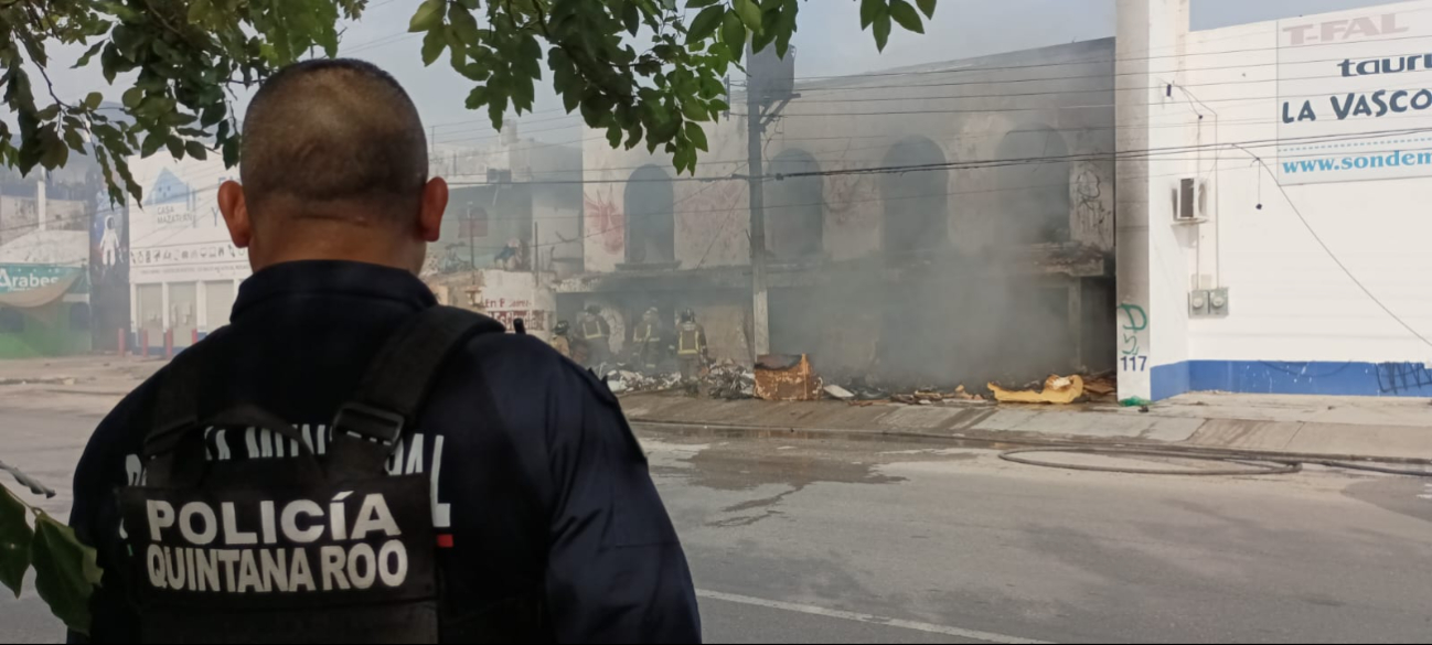 Debido a la basura acumulada en el interior del edificio, el incendio logró propagarse