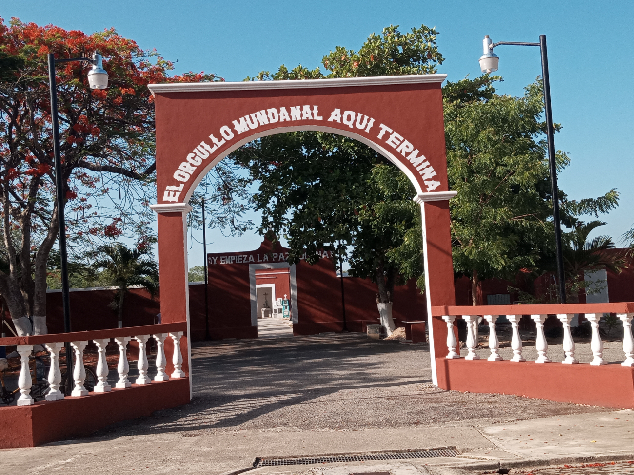 El camposanto no sólo es un remanso de paz eterno, sino también un espacio que guarda la memoria colectiva del municipio.