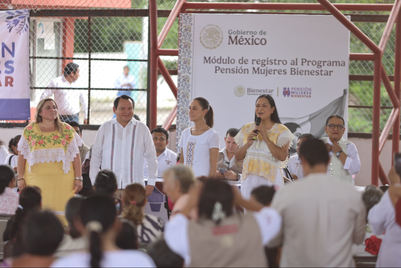 Claudia Sheinbaum y Joaquín Díaz Mena visitan el módulo de registro al Programa Mujeres Bienestar en Conkal