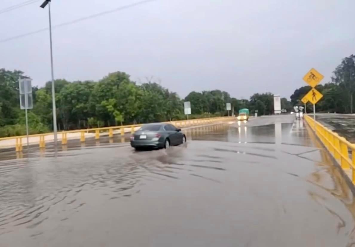 La intensa lluvia también provocó la inundación de múltiples áreas en la región.