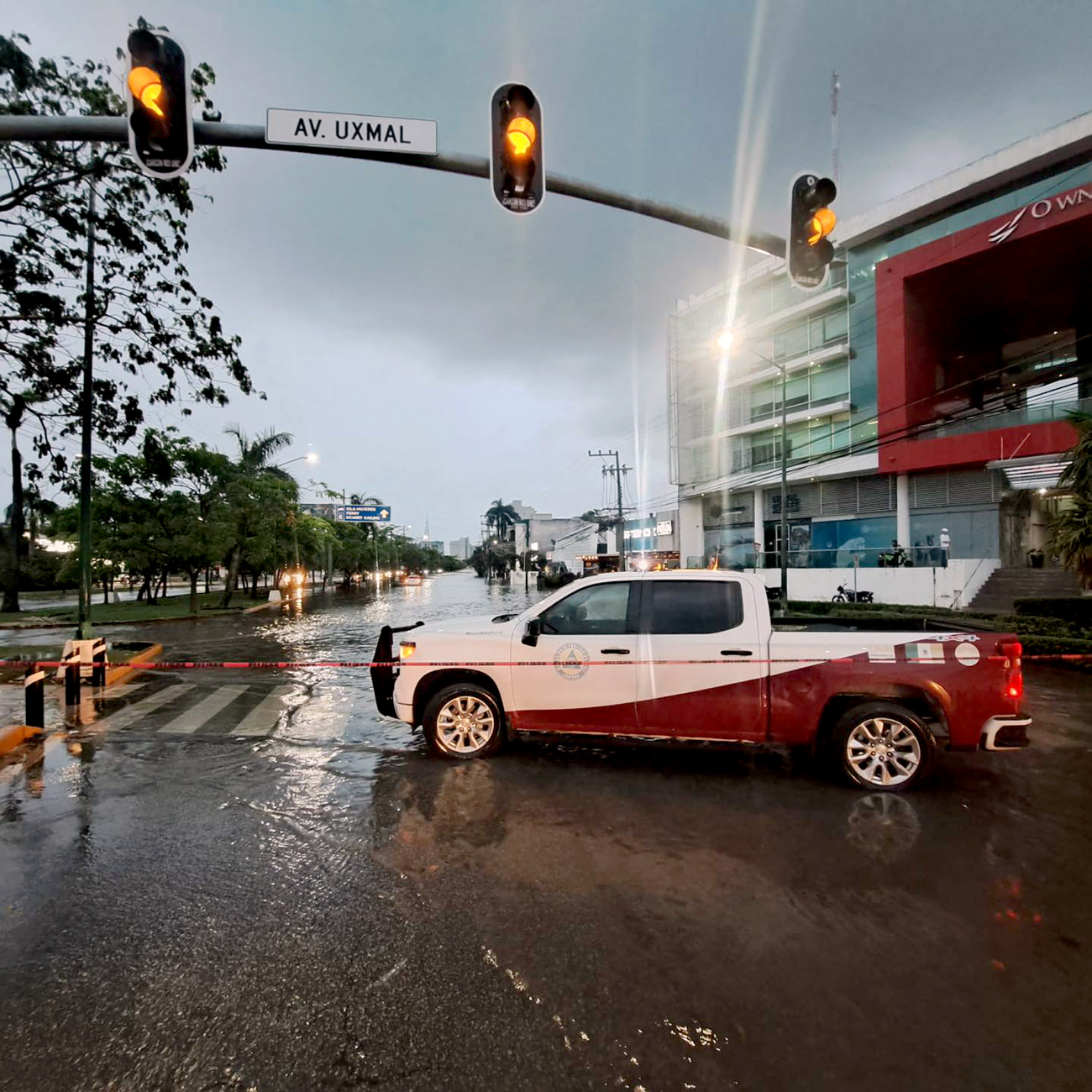 Frente frío causa estragos con fuertes lluvias en Cancún