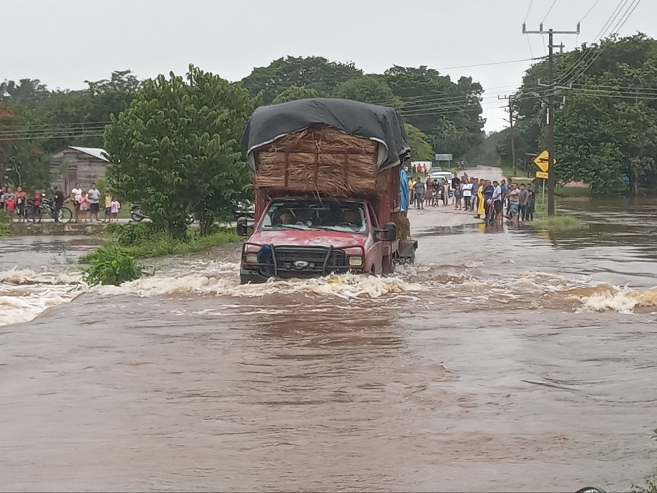 Severas inundaciones provocados Nadine dejan afectada a Xpujil.