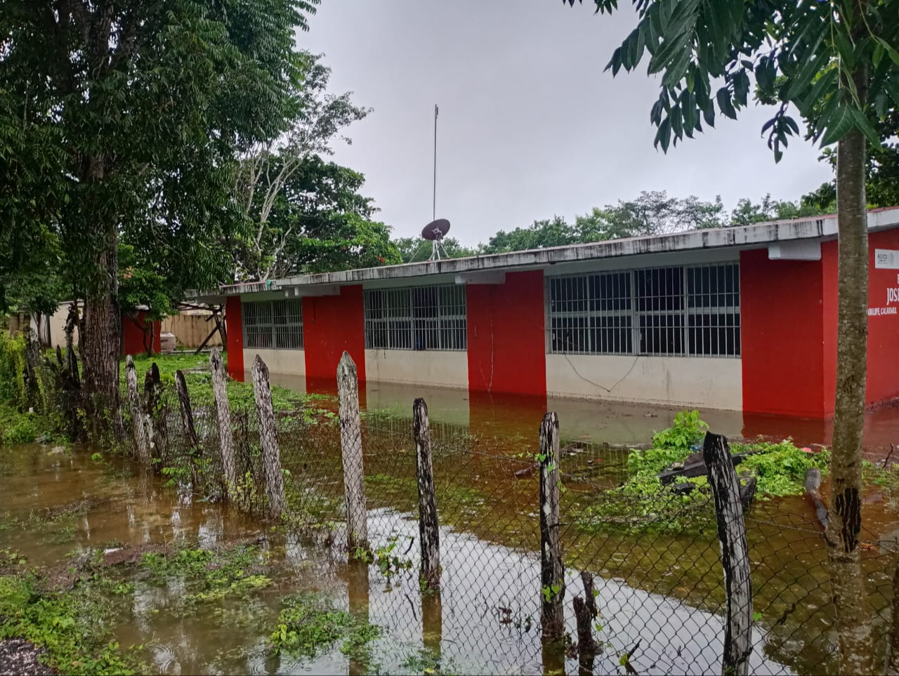 Severas lluvias provocaronn inundaciones en escuelas.