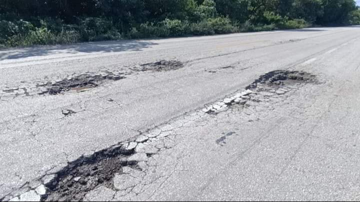 Cinco maestros tuvieron un accidente en la carretera Escárcega – Villahermosa al esquivar un bache, resultando en la muerte de dos de ellos