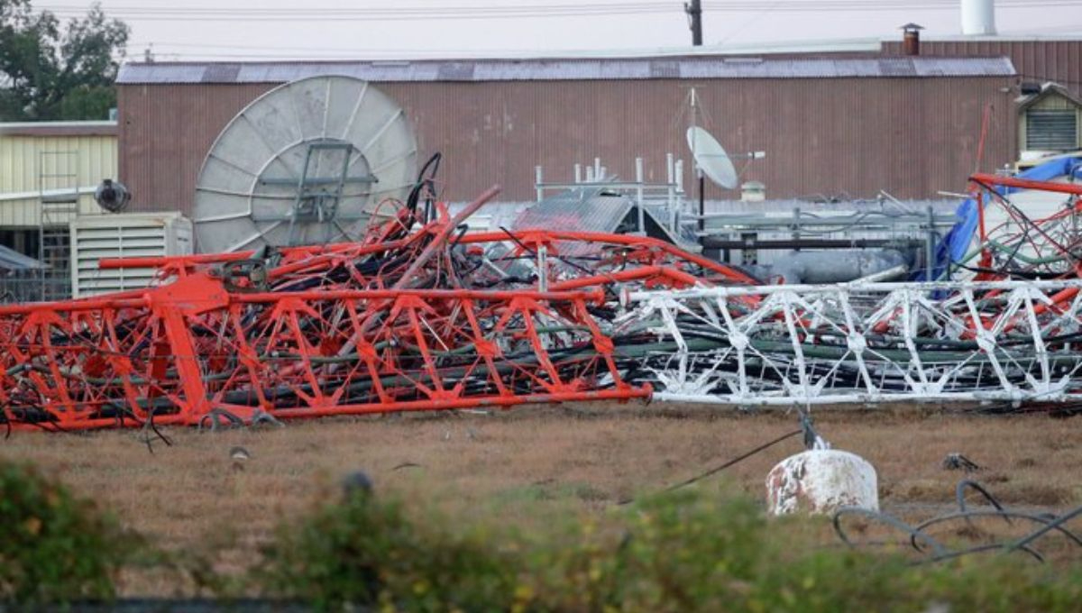 Cuatro personas, incluido un menor, murieron en Houston tras la caída de un helicóptero que chocó contra una torre de comunicaciones