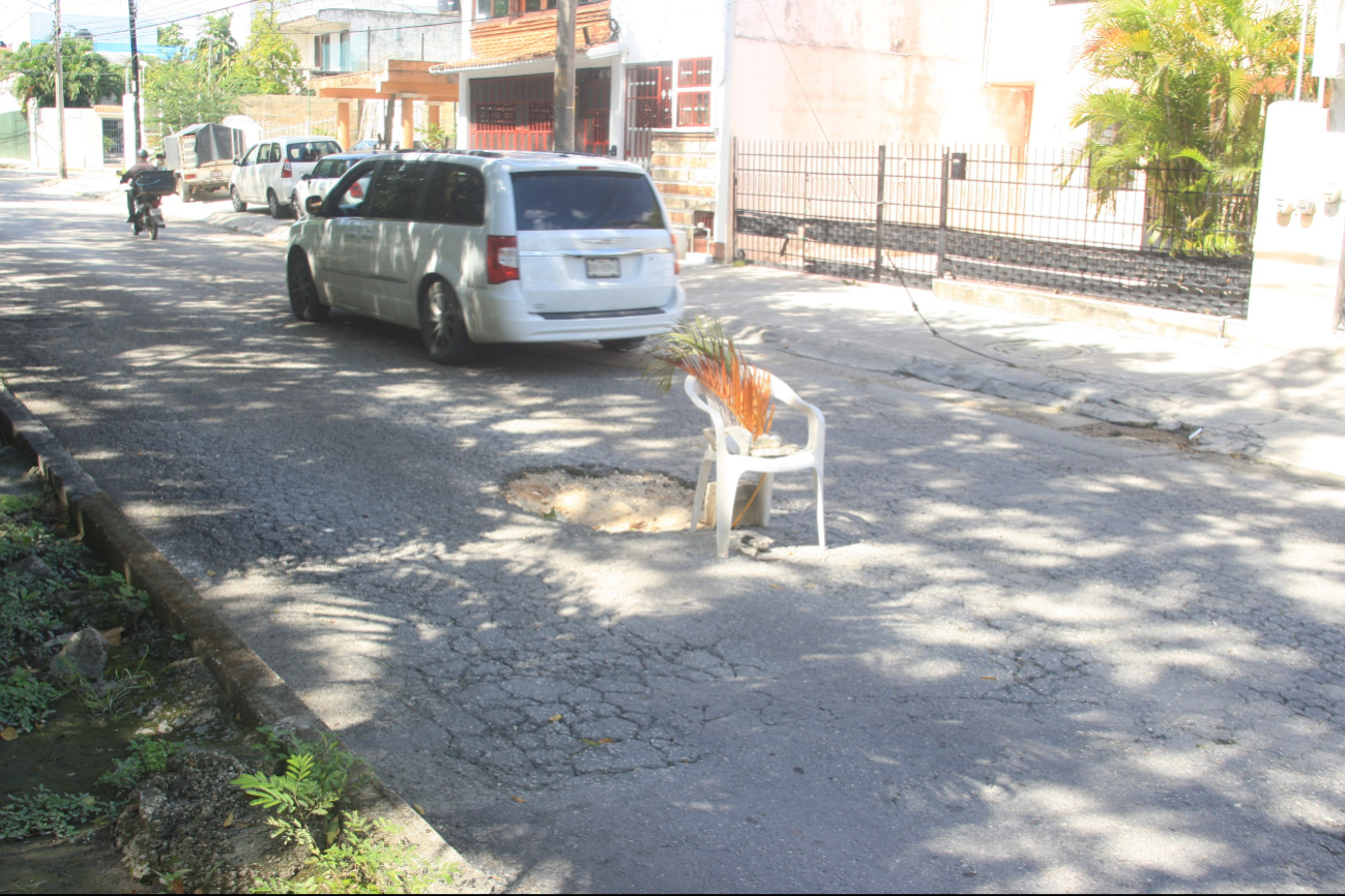 Debido al peligro de los baches durante las noches, este tipo de señalamientos son útiles