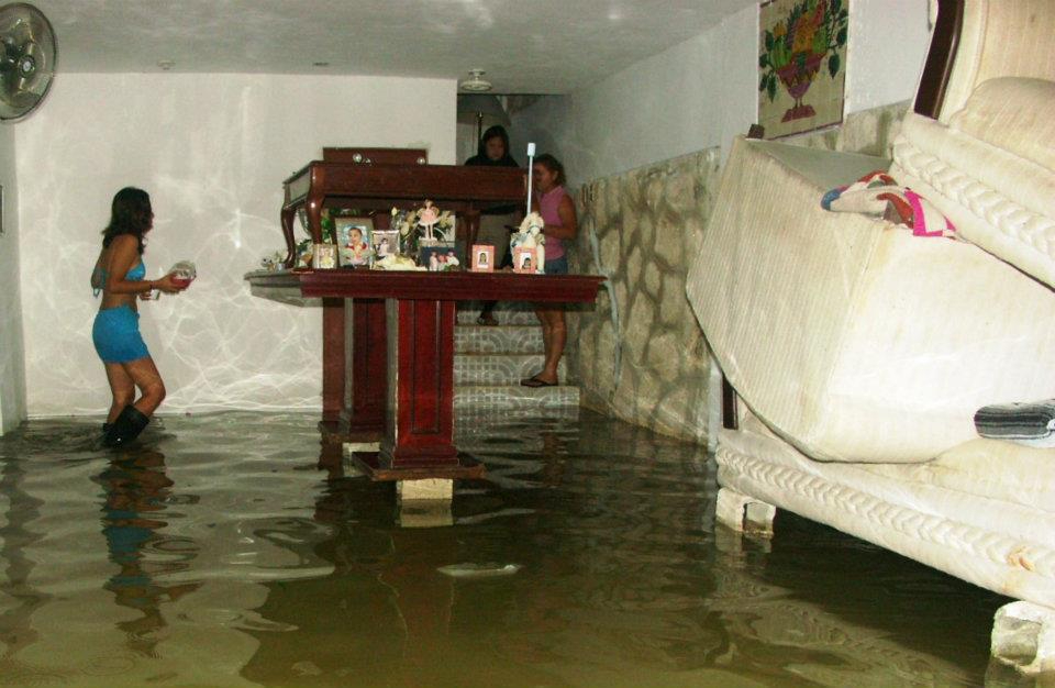 El agua inundó varias viviendas, causando miles de pérdidas materiales