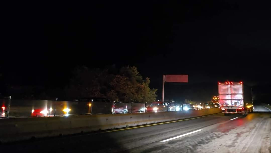 El tráiler chocó con un montículo de tierra, obstruyendo el carril hacia Champotón