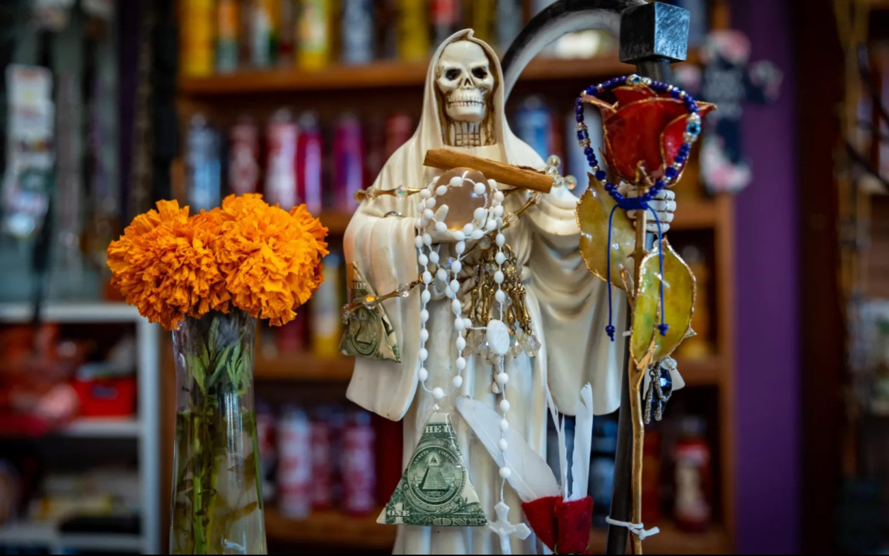 En el mes de octubre los comerciantes reciben a muchos clientes quienes buscan artículos para colocar su altar de muerto a sus fieles difuntos