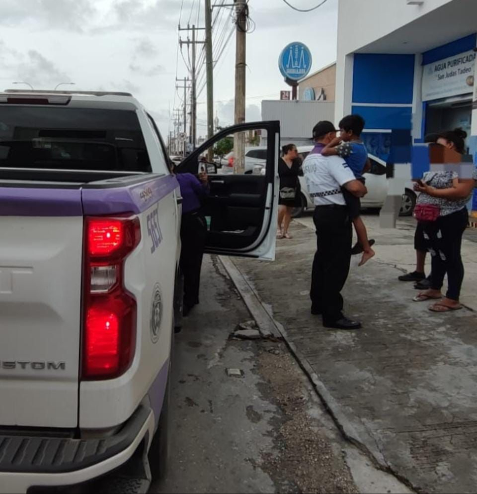 Rescatan a dos menores de 15 y 9 años vendiendo naranjas en las calles de Cancún