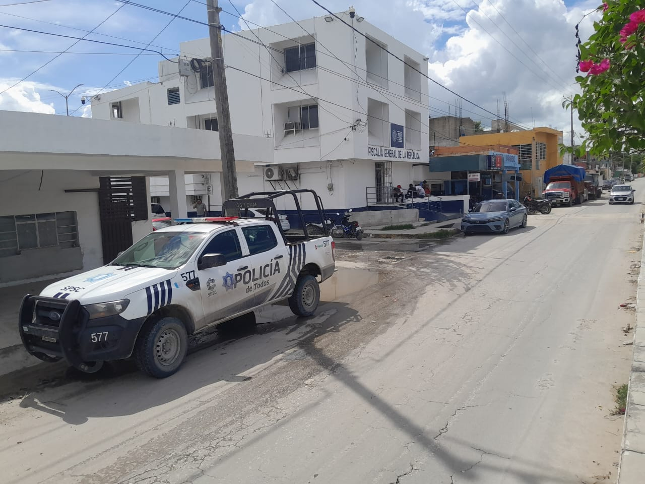 Los agentes encontraron una pistola en la cintura del sospechoso durante una revisión corporal