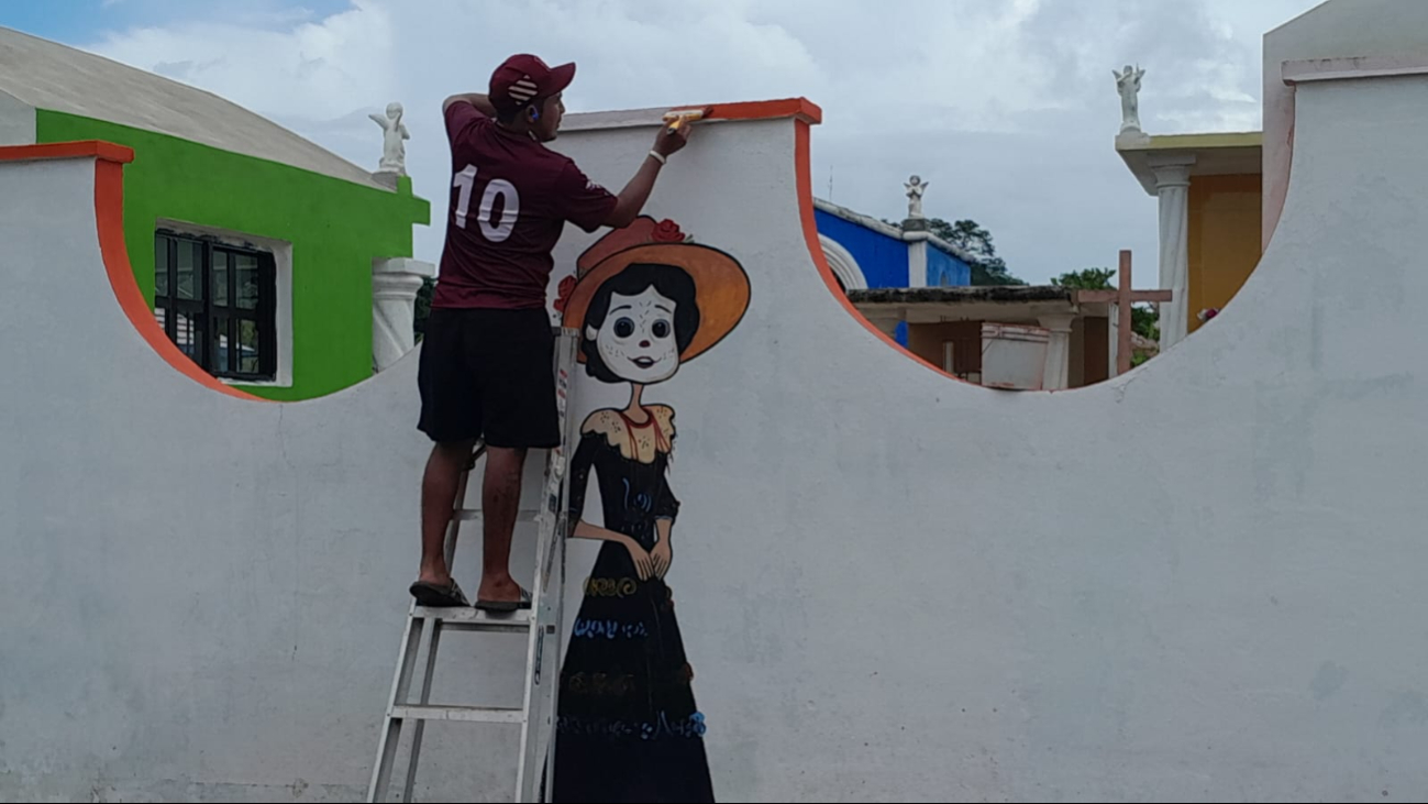 Pobladores de Tepakán, Calkiní embellecen el cementerio para el Día de Muertos 