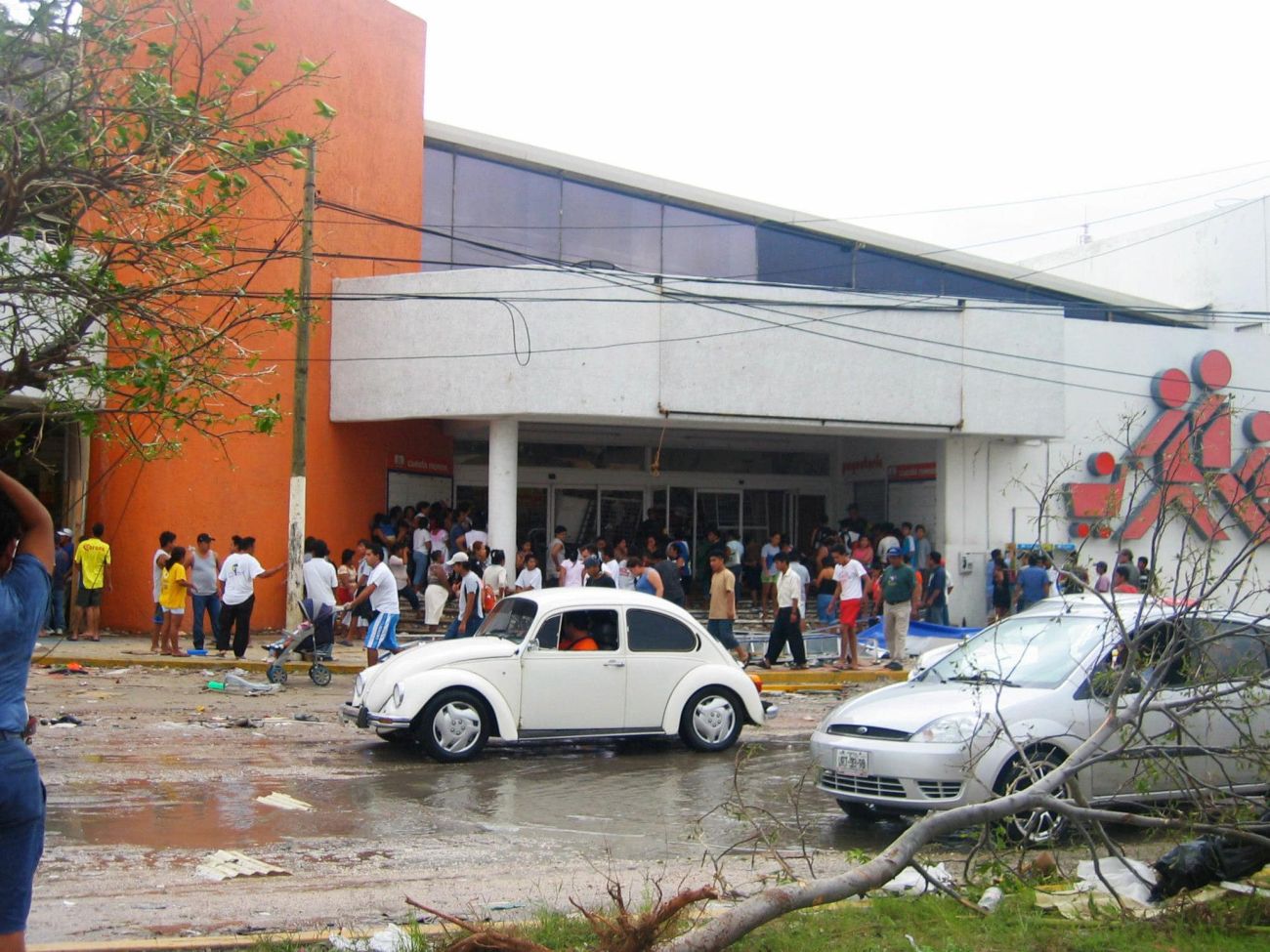 Supermercados sufrieron saqueos de víveres, electrodomésticos y otros productos de alto costo